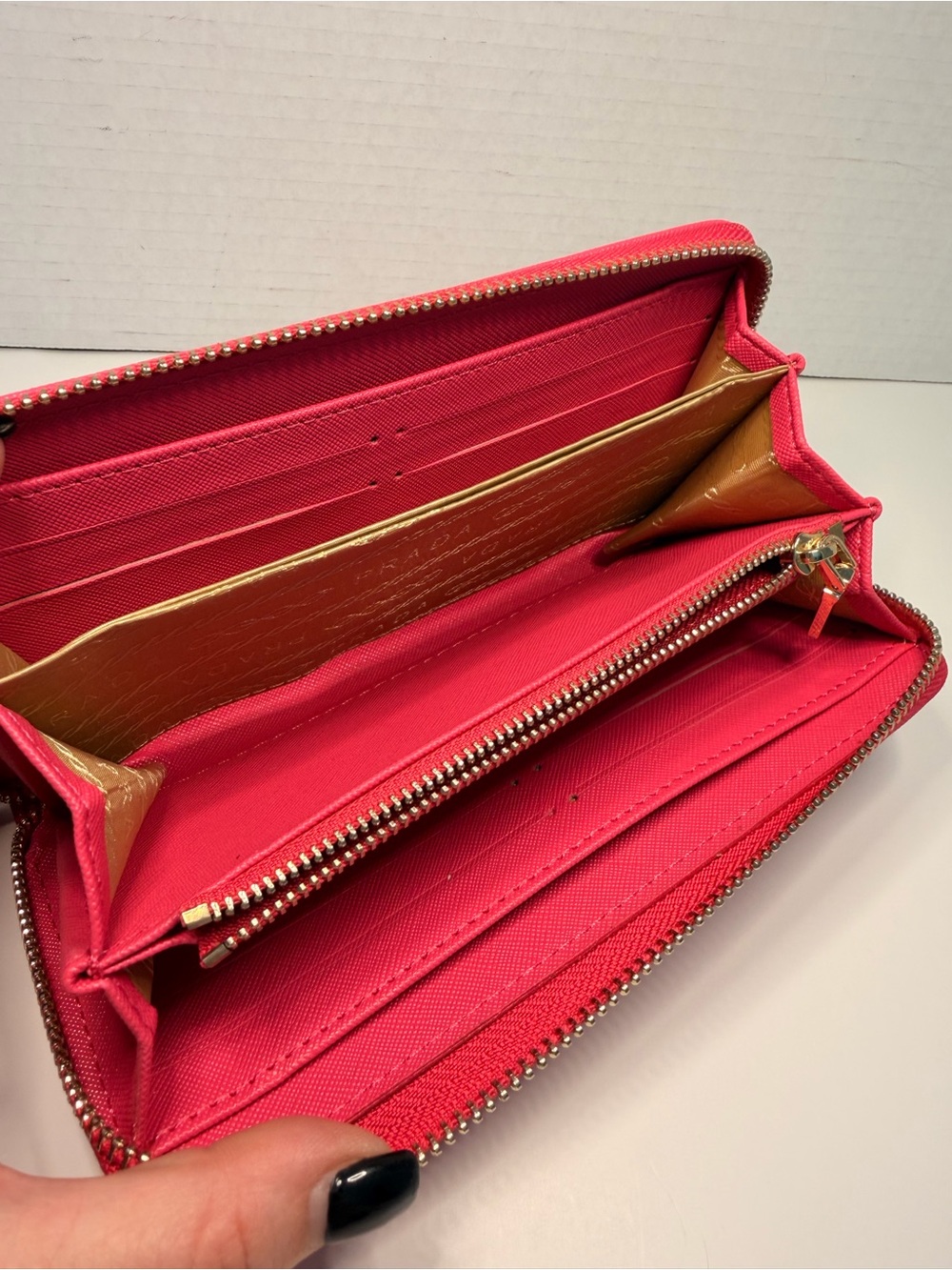 Authentic PRADA Peonia Pink Saffiano Leather Zip
Wallet New - Picture 4 of 7